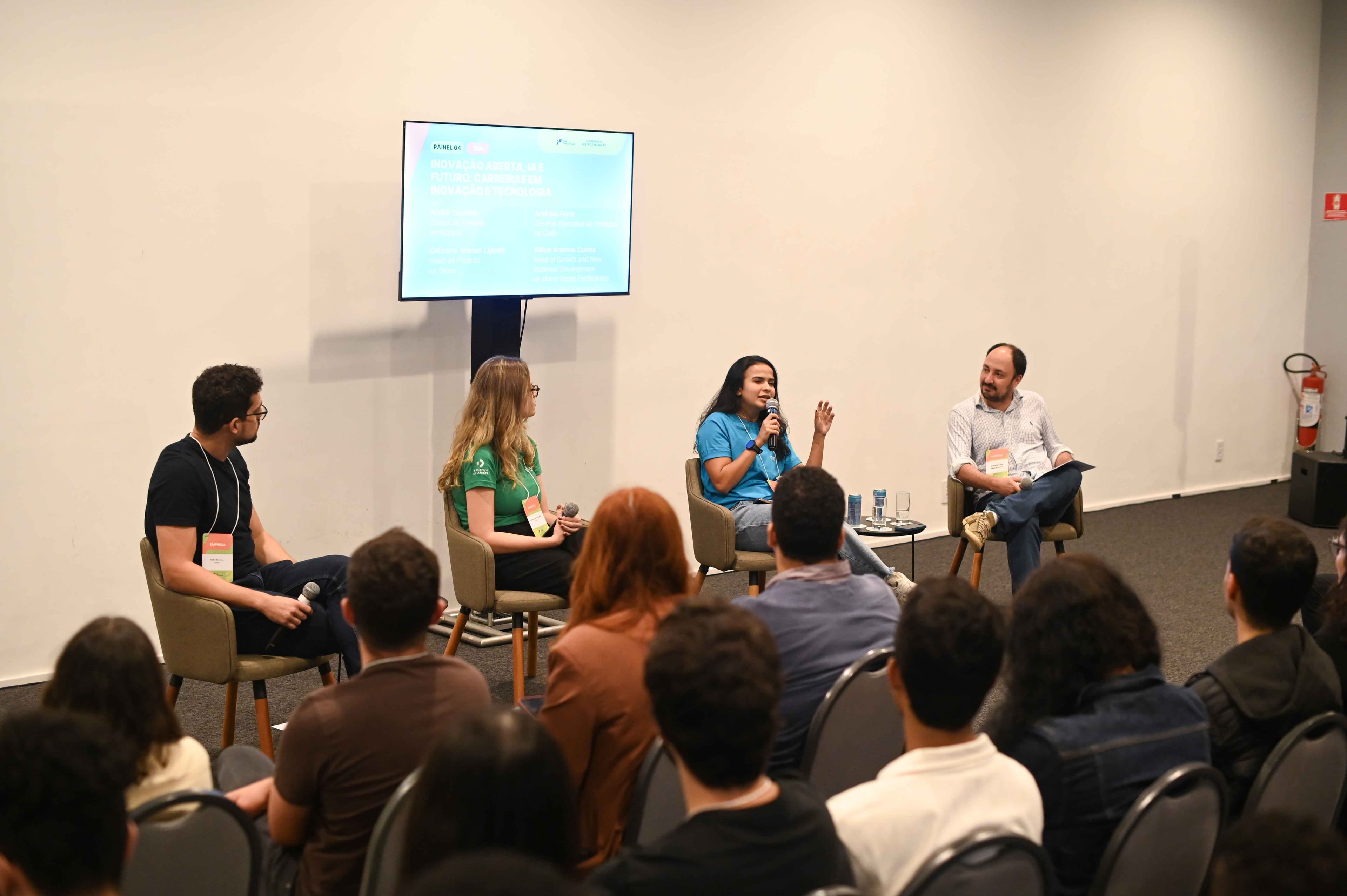 Representantes de empresas de um dois painéis da conferência falam a jovens sobre IA e futuro da gestão. 