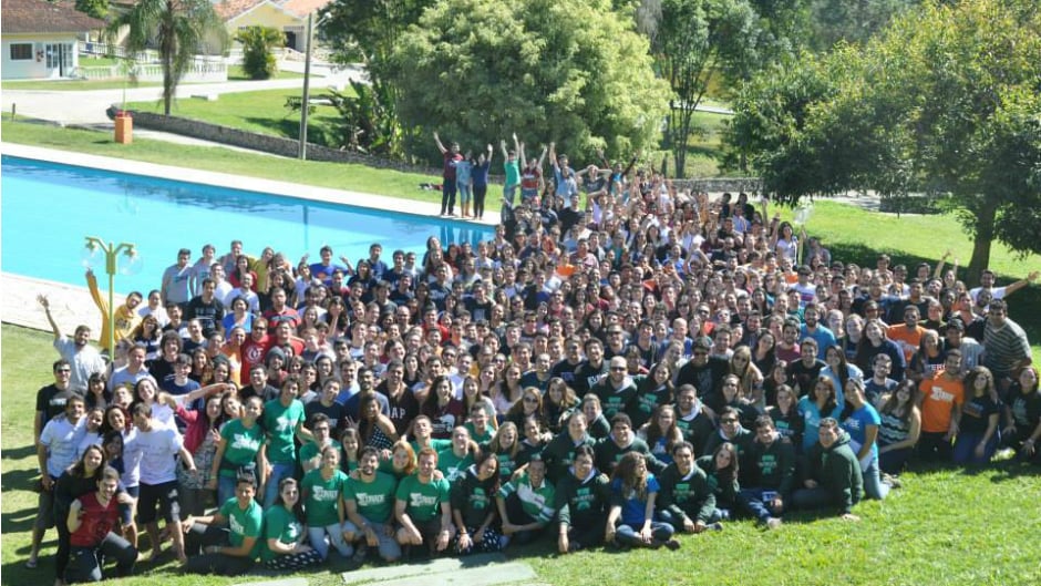 Capa da matéria AIESEC: desenvolvendo liderança por meio de intercâmbios