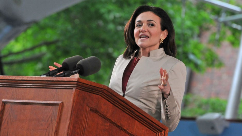 Capa da matéria ‘Procure por impacto, procure por missão’: leia o discurso de Sheryl Sandberg para os formandos de Harvard