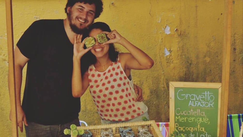 Capa da matéria Ainda na universidade, jovens transformam a venda informal de doces em negócio