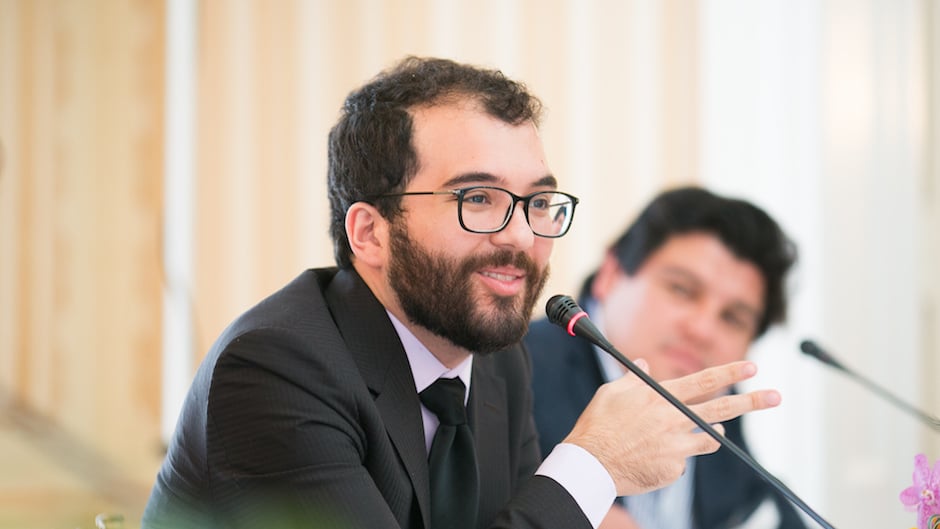Capa da matéria Caindo no Brasil: a jornada do jovem Caio Dib pela educação brasileira