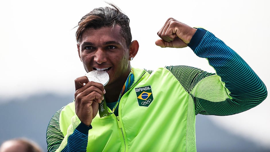 Capa da matéria ‘Desistir nunca, persistir sempre’ é lema do atleta Isaquias Queiroz