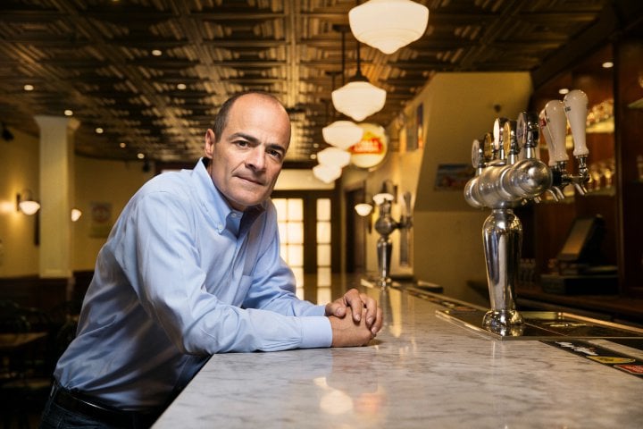 Capa da matéria Executivos respondem perguntas de entrevistas: Carlos Brito (CEO da AB InBev)