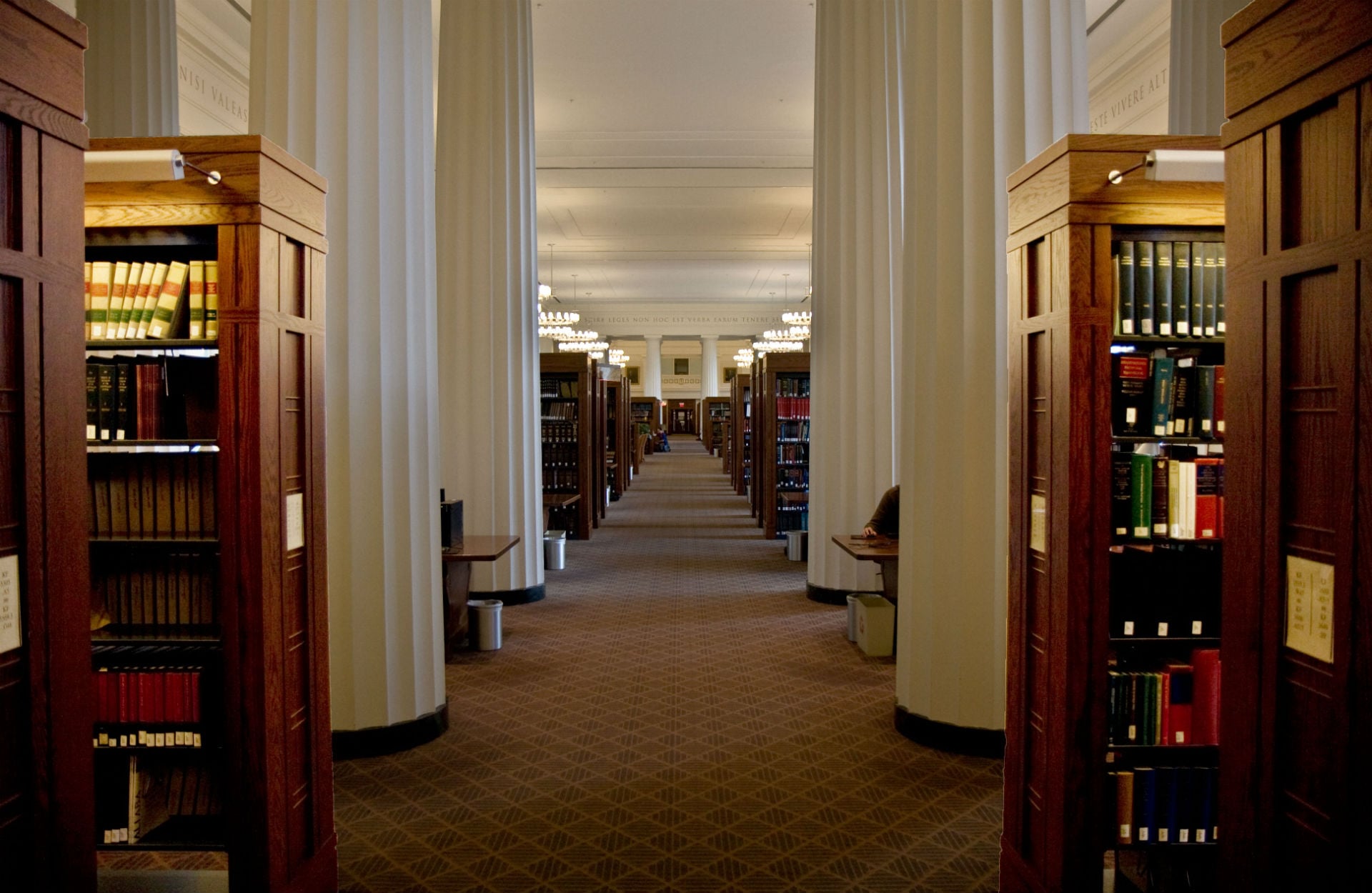 Capa da matéria 5 livros que os alunos de Direito leem na Harvard Law School