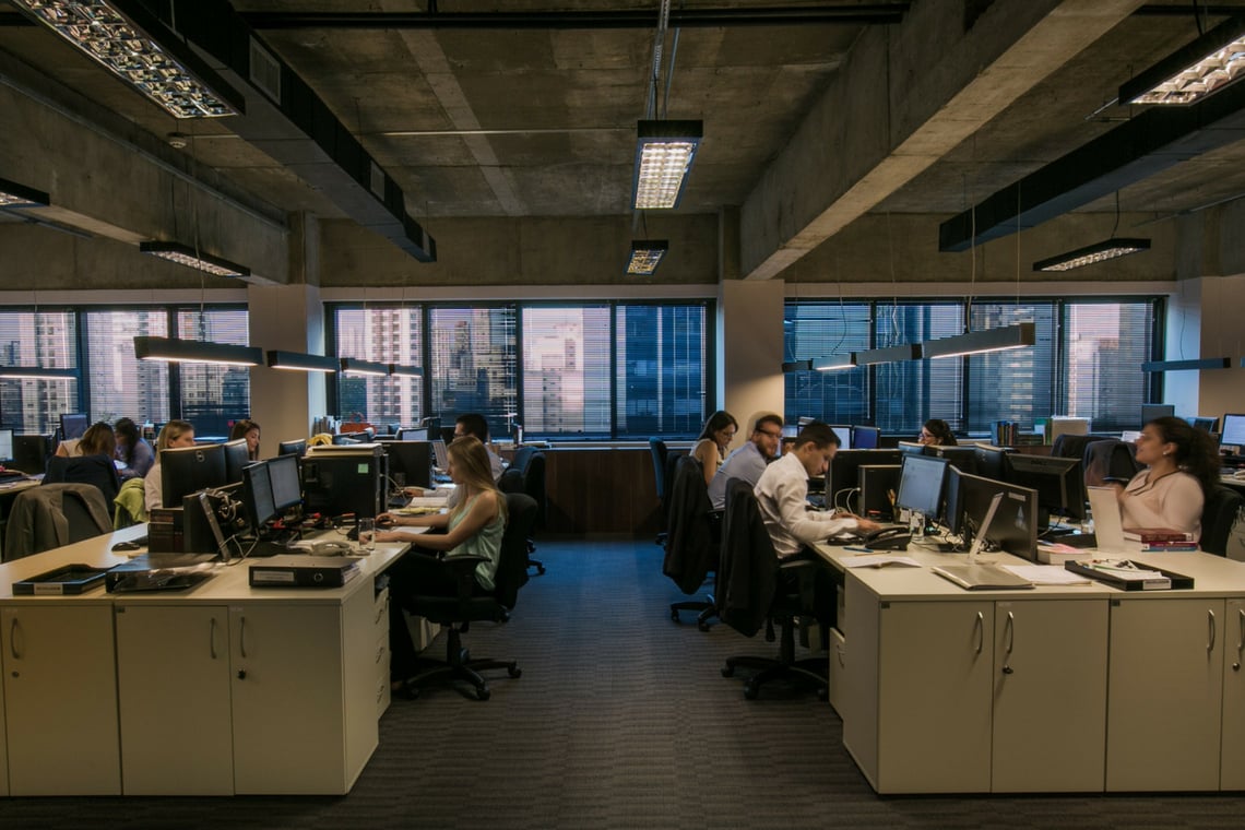 Capa da matéria Por que os escritórios de advocacia estão adotando layouts abertos (ou, o open space)