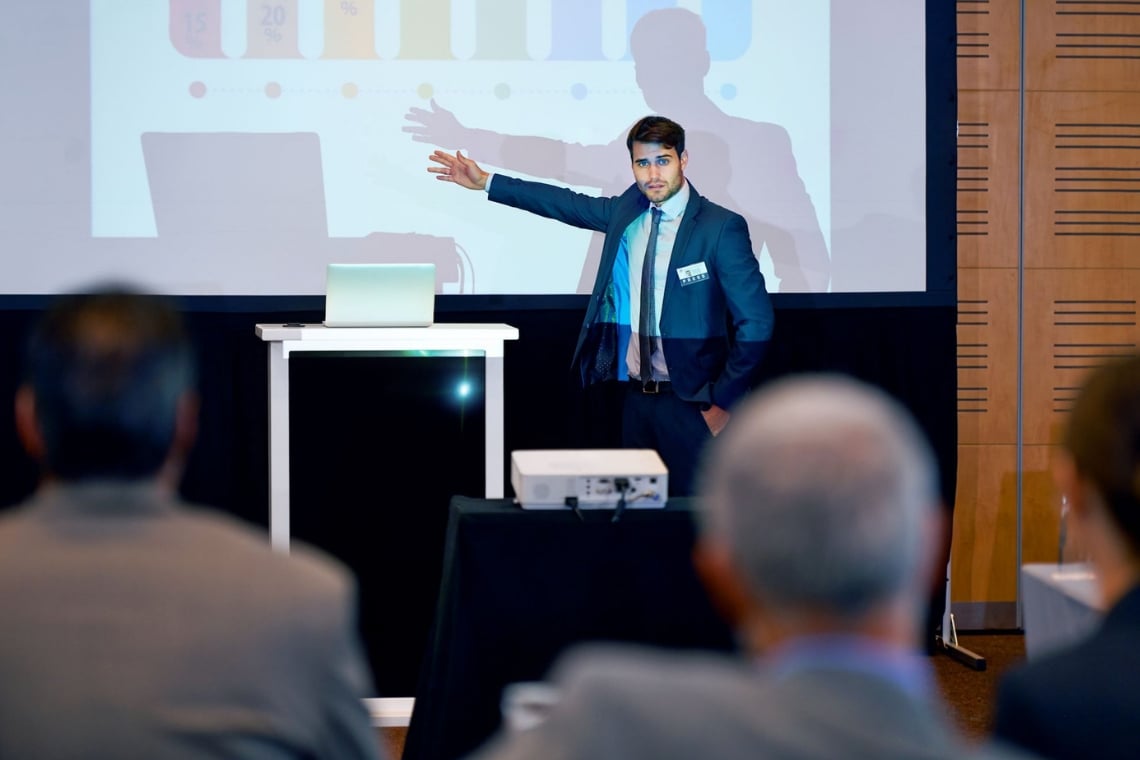 Capa da matéria Pitch deck: como fazer uma apresentação do seu negócio para conseguir investidores