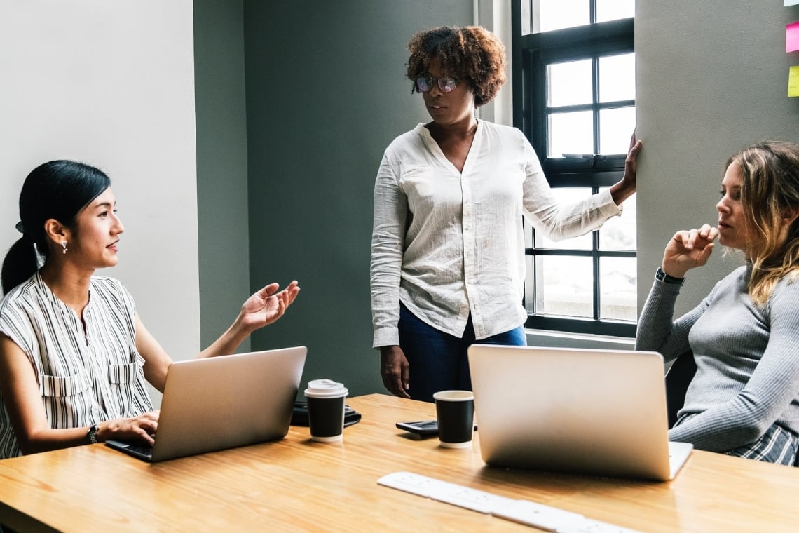 Capa da matéria Mulheres no mercado financeiro: como ter uma trajetória de sucesso em um setor predominantemente masculino?
