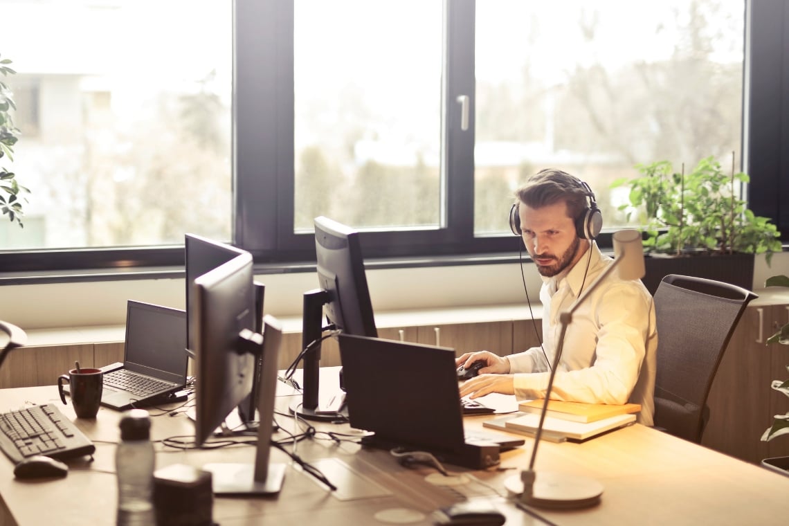 Capa da matéria 6 podcasts sobre empreendedorismo e negócios