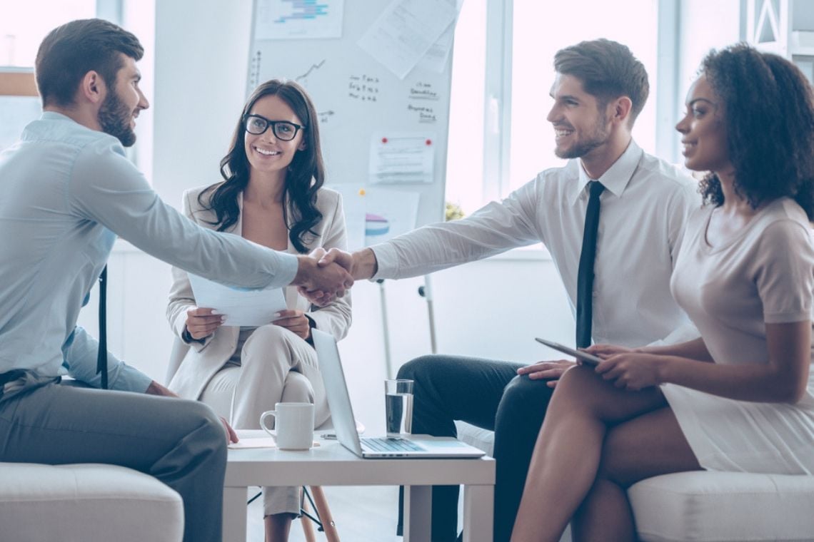 Capa da matéria 5 perguntas para se fazer quando começar um emprego novo para garantir seu crescimento na organização