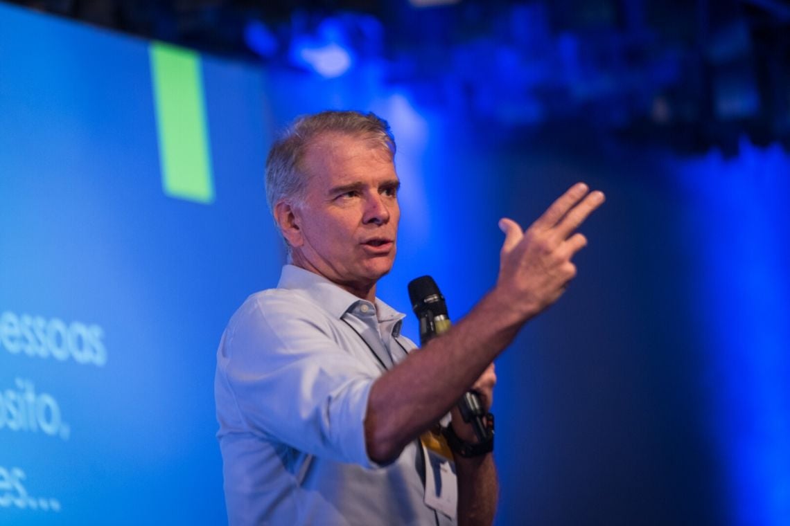 Capa da matéria Ouça Bernardinho falar sobre liderança, desenvolvimento e resiliência em podcast da Fundação Estudar