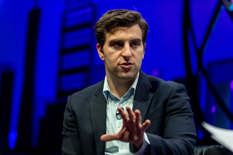 Capa da matéria CEO da Airbnb vai se tornar nômade digital: descubra a rotina de quem vive assim!