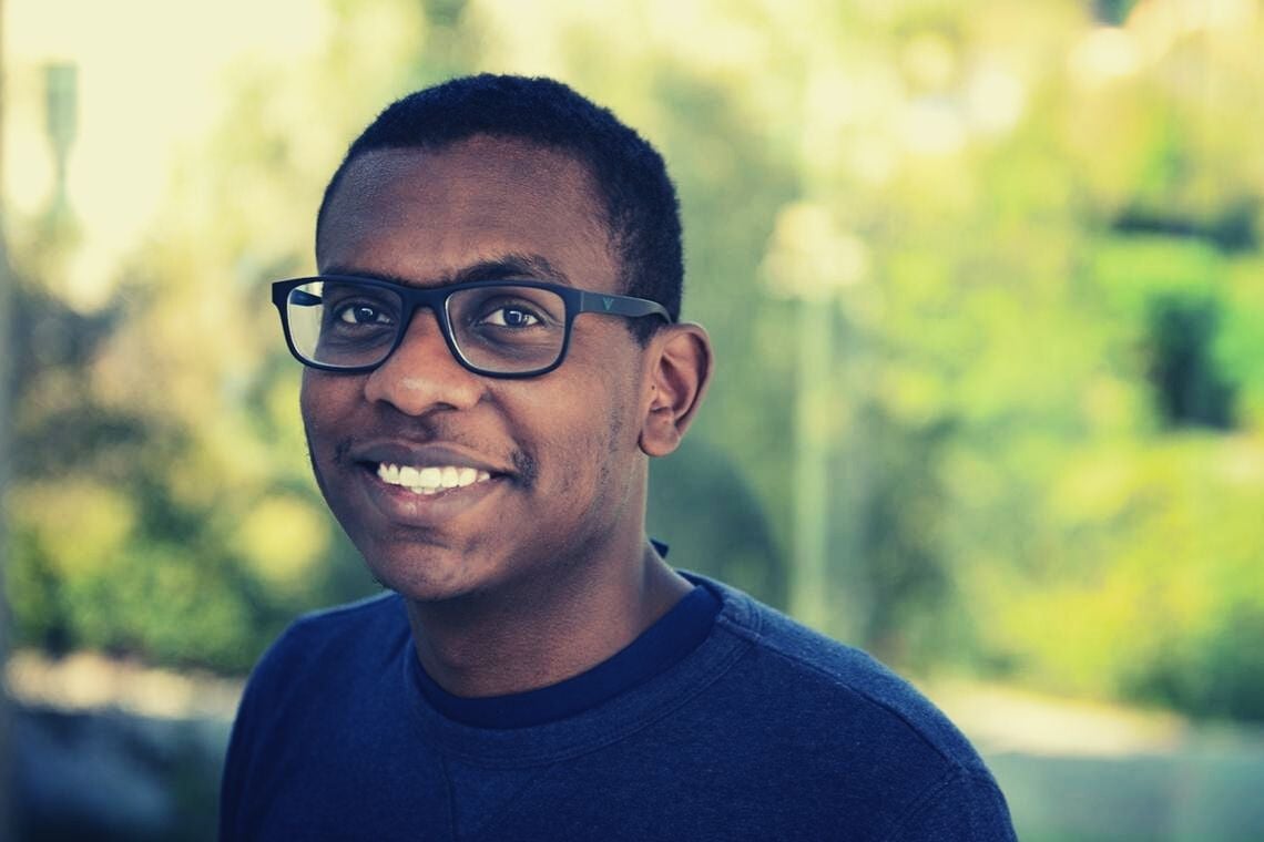 Capa da matéria Gabriel Bayomi: talento da tecnologia, brasileiro quer usar progresso para democratizar conhecimento