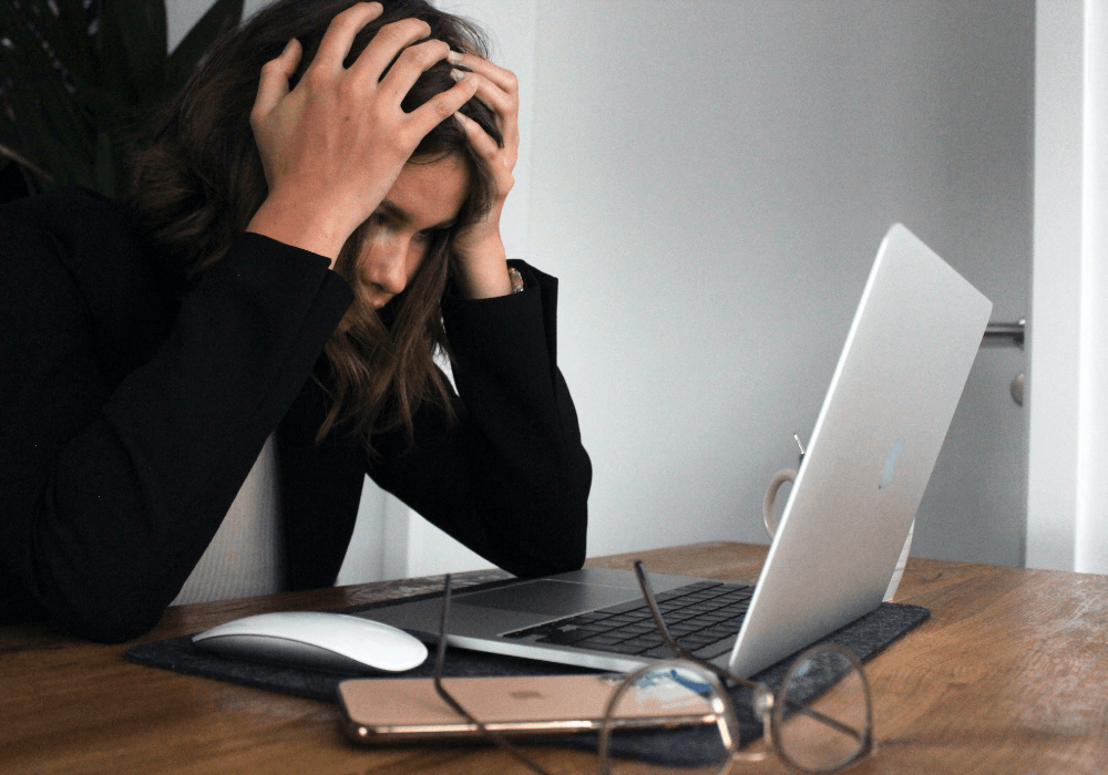 Capa da matéria Volta ao trabalho presencial tem tido impacto negativo na saúde mental dos trabalhadores, diz pesquisa