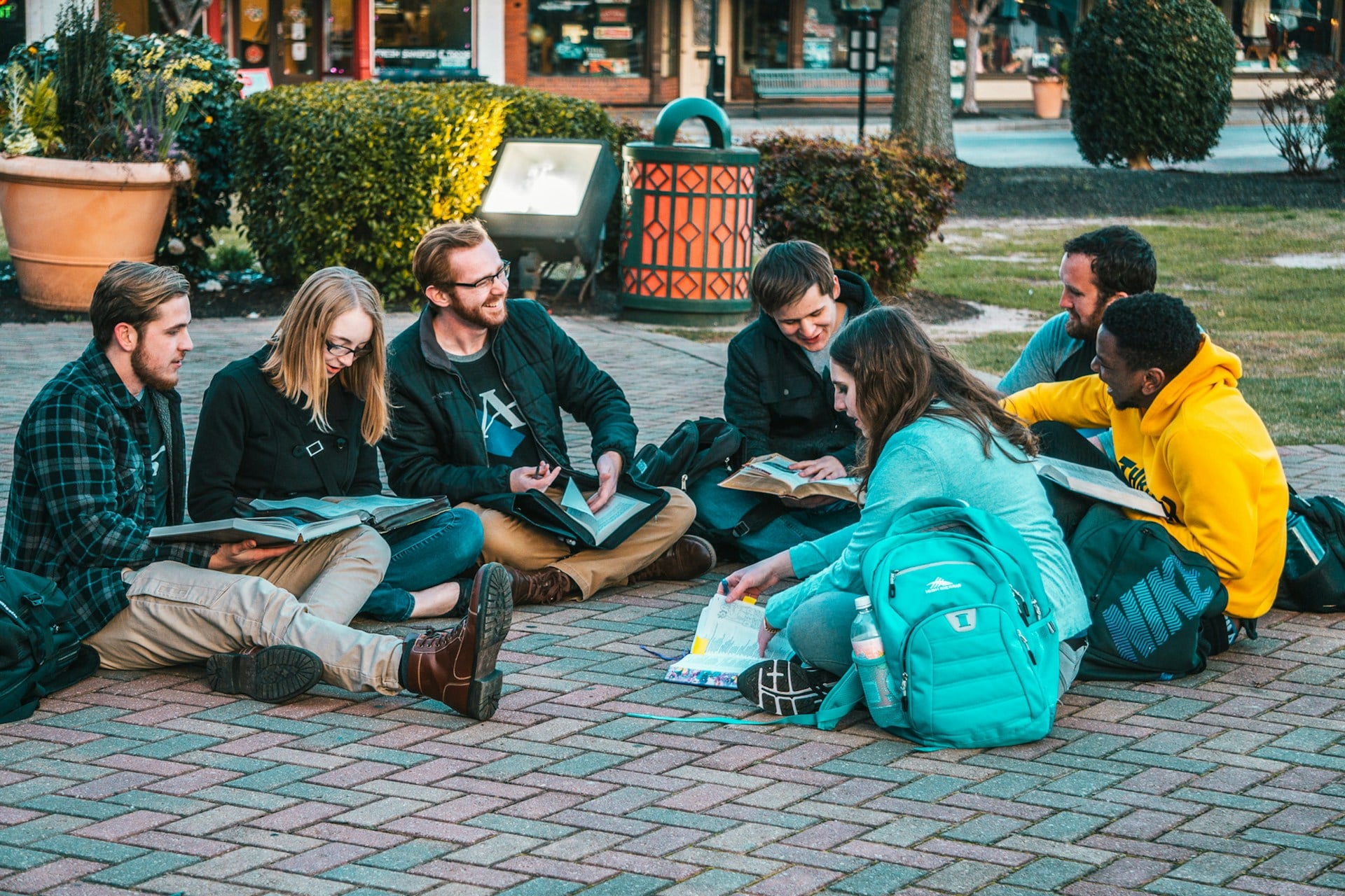 Capa da matéria Como construir e fortalecer seu networking ainda na universidade