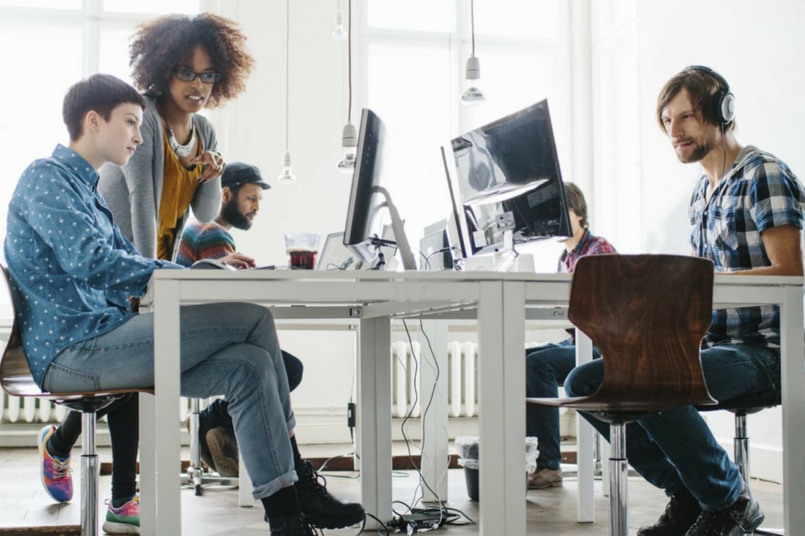Capa da matéria Millennials no trabalho: o que valorizam e os principais desafios do grupo (sem estereótipos!)