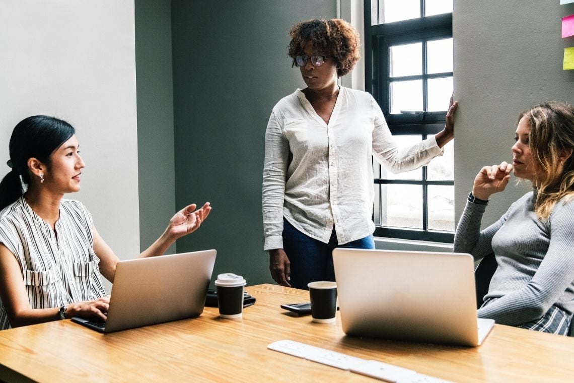 Capa da matéria Estudo da Bain & Company com o LinkedIn define 5 ações efetivas para promover liderança feminina
