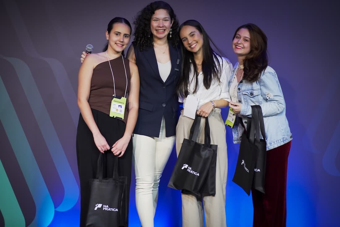 Quatro jovens moças em pé no palco da Conferência de Carreira 2026