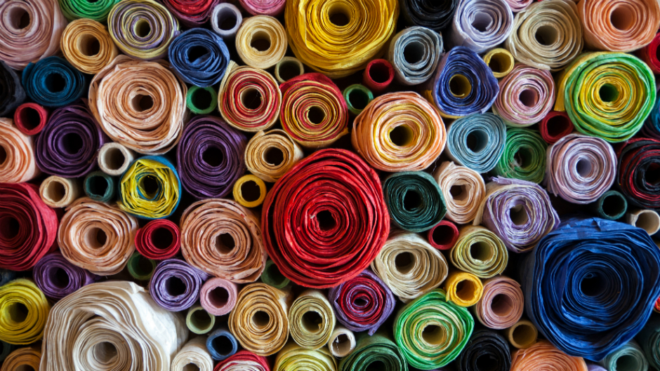 Tapetes coloridos enrolados em loja de decoração