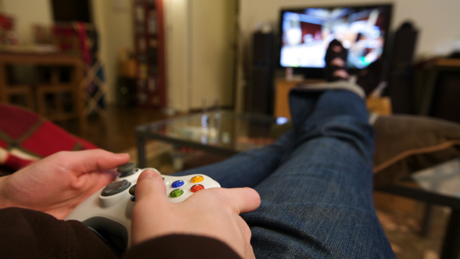 Pessoa jogando videogame com controle nas mãos - Gamification