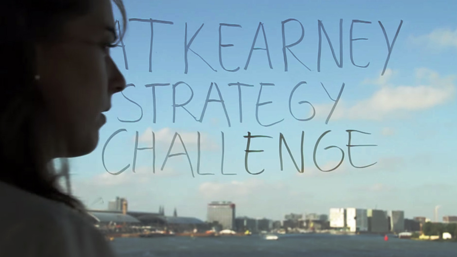 mulher em frente a janela com vista para o horizonte com escrito AT Kearney Strategy Challenge