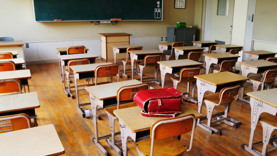 sala de aula vazia com mochila