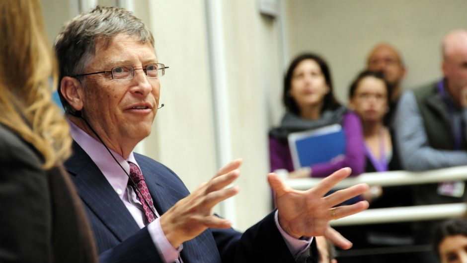 Bill Gates gesticulando em palestra