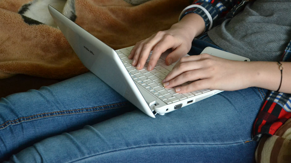 Mulher digitando no computador