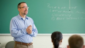 Fundação Lemann e Elos Educacional oferecem formação de professores e gestores