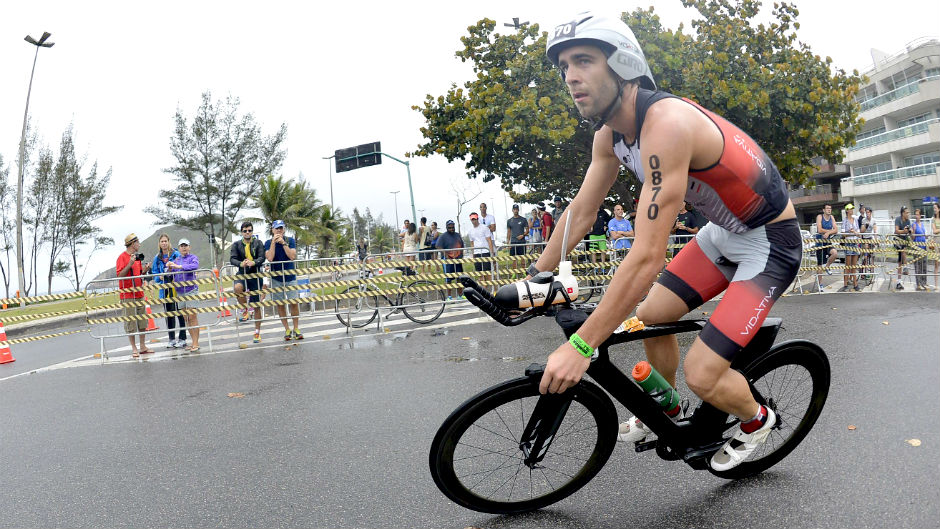 Participante do Iron Man corre de bicicleta em Fortaleza