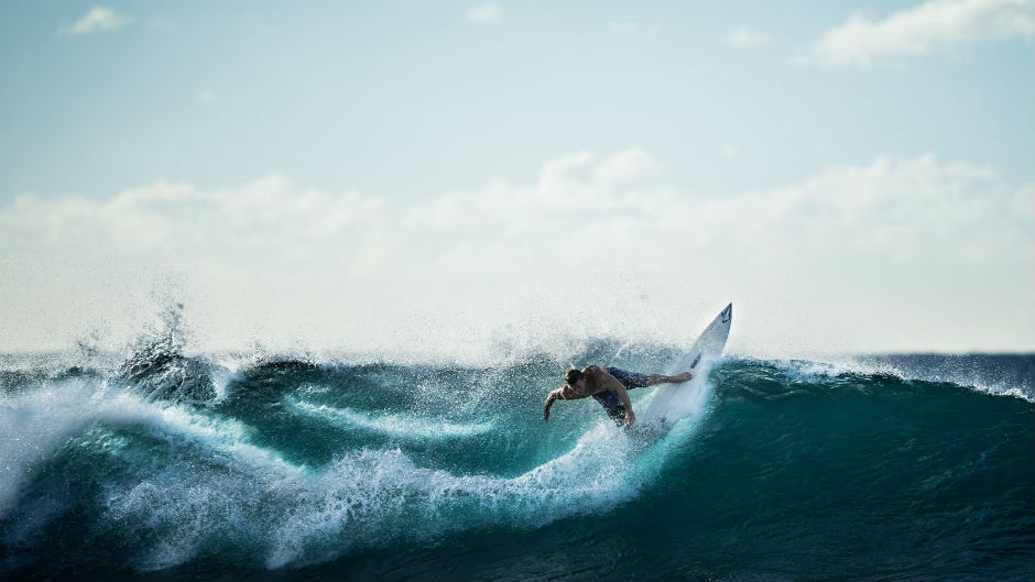 surfista pegando uma onda