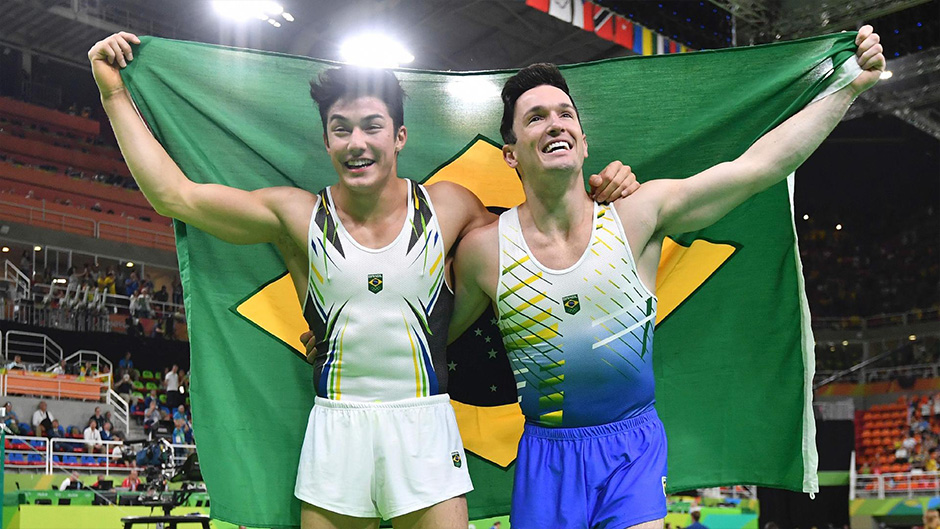 atletas de ginastica artistica brasileiros comemorando vitoria