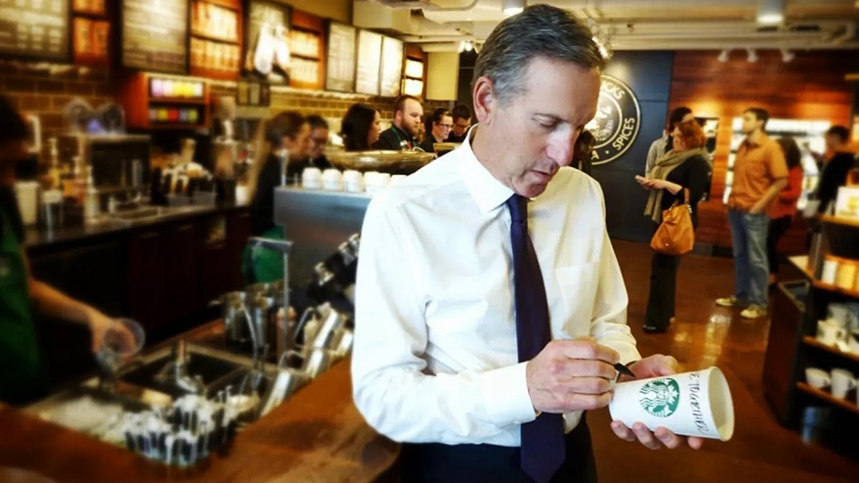 CEO do Starbucks assina copo