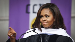 ‘Nunca tenham vergonha das dificuldades’: leia o discurso de formatura inspirador de Michelle Obama