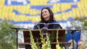 ‘São os dias difíceis que determinarão quem você é’: leia o emocionante discurso de formatura de Sheryl Sandberg