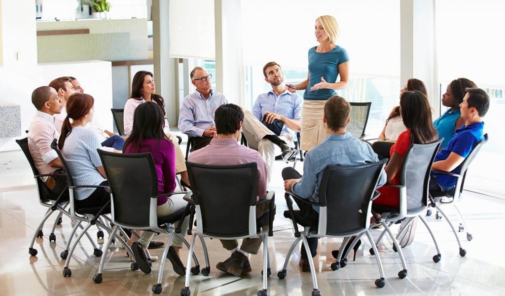 Mulher liderando reunião