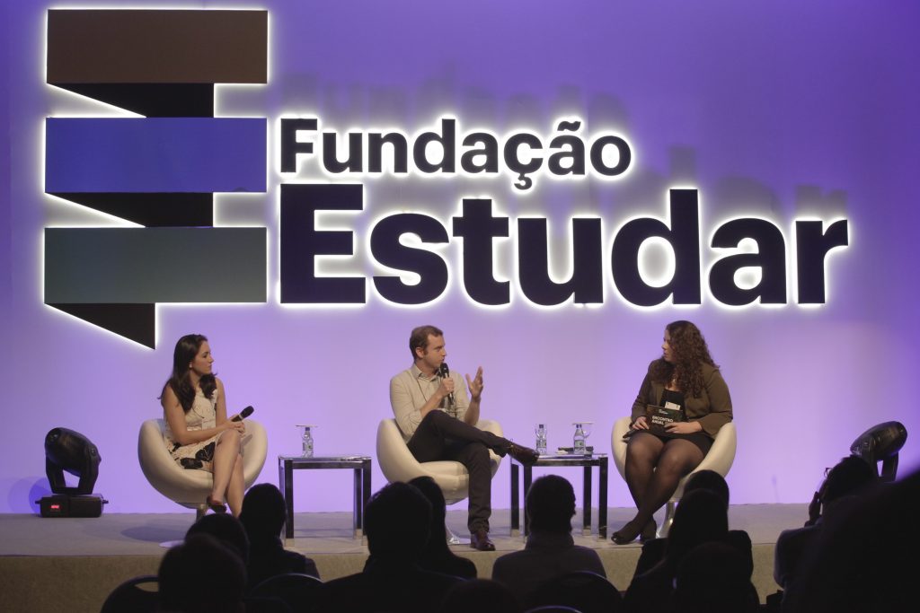 Cristina Junqueira, Pedro Devron e Debora Alves na Reunião Anual da Fundação Estudar