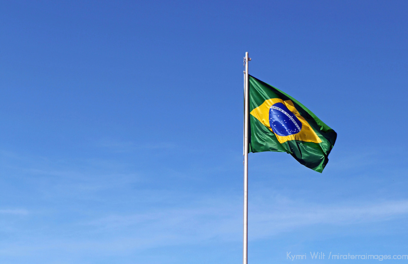 Bandeira brasileira tremula ao vento em Brasília