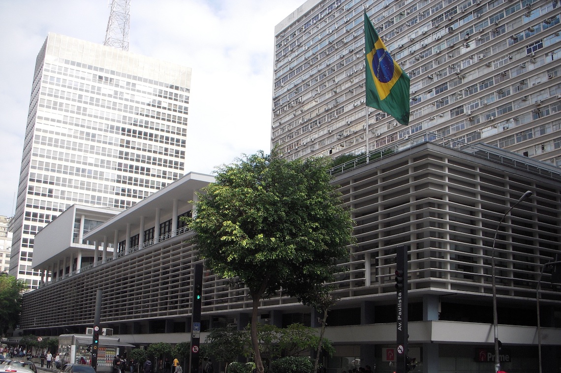 Bandeira brasileira no Conjunto Nacional, na Avenida Paulista