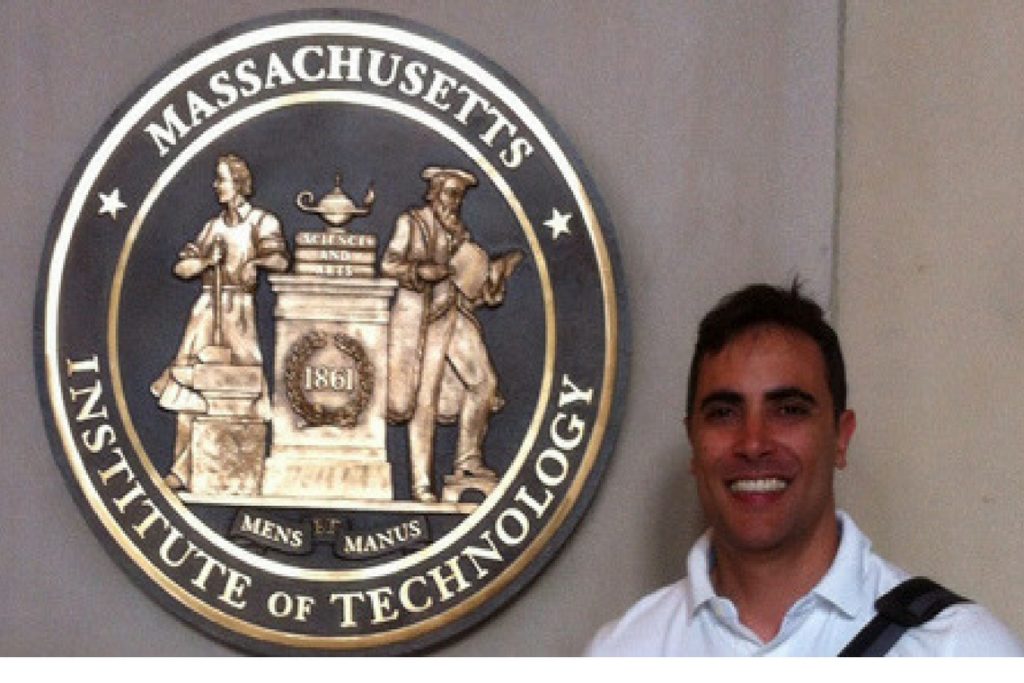 Pedro Pires ao lado da placa do Massachussetts Institute of Technology.