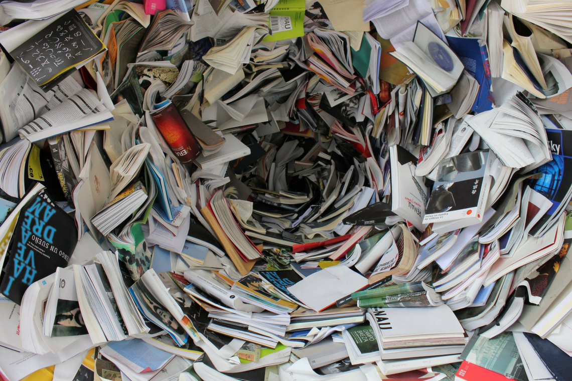 Rodamoinho de livros e revistas. Como transformar informação em conhecimento na Era da Informação?