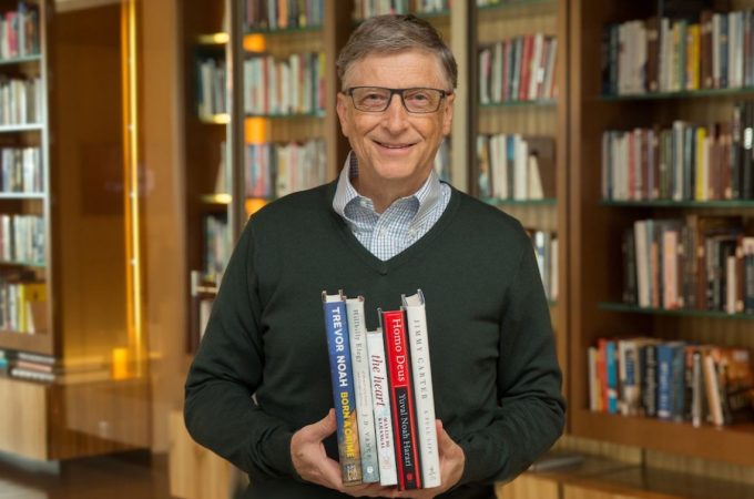 Como Bill Gates lê livros – e 5 obras que ele indica!
