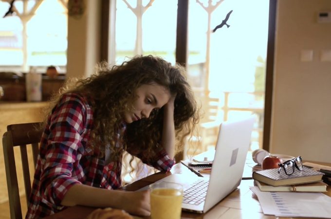 Inseguro sobre a graduação? Entenda por que a faculdade não define a carreira