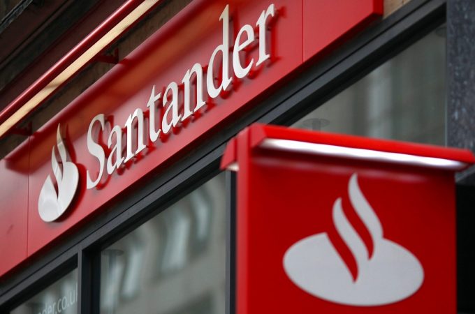 Santander dá 150 mil reais e bolsa de estudos internacional para estudantes empreendedores