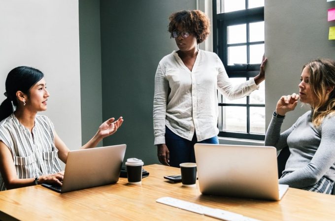 Estudo da Bain & Company com o LinkedIn define 5 ações efetivas para promover liderança feminina