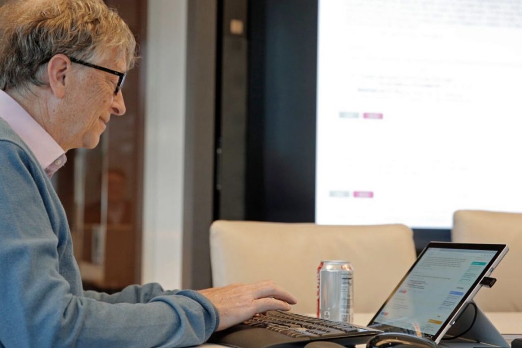 Bill Gates mexendo no computador