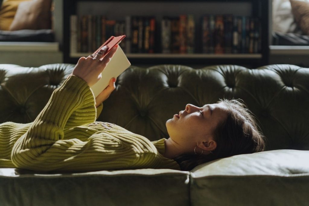 mulher lendo deitada