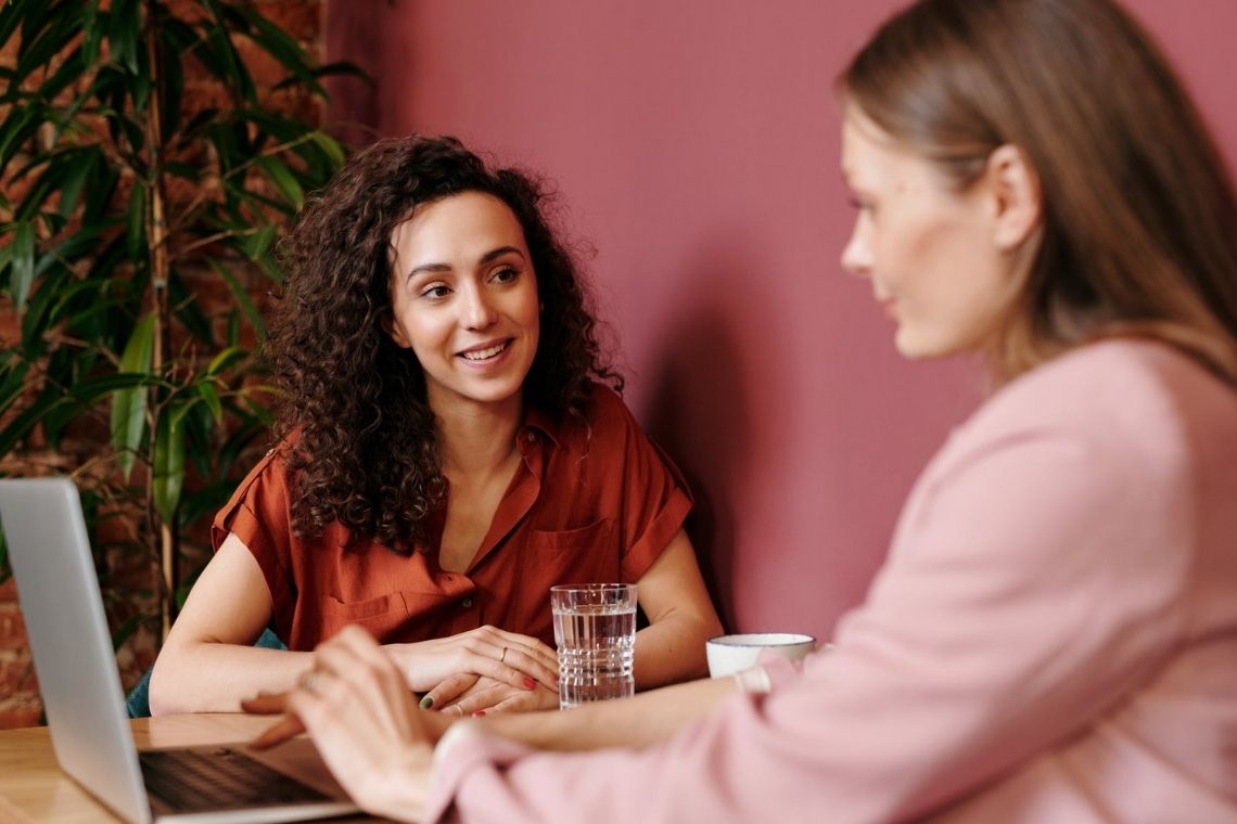 Conversando pelo telefone mulher com roupa formal em pé ao ar