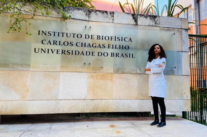 Dayene Caldeira, doutoranda pela UFRJ, está na fase de testes de um estudo que pode curar a asma de milhões de pessoas no mundo (Imagem: Arquivo Pessoal)