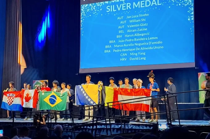 Cerimônia de premiação da 65th International Mathematical Olympiad, na qual o Brasil ganhou medalhas de ouro, prata e bronze (Foto: OBM)