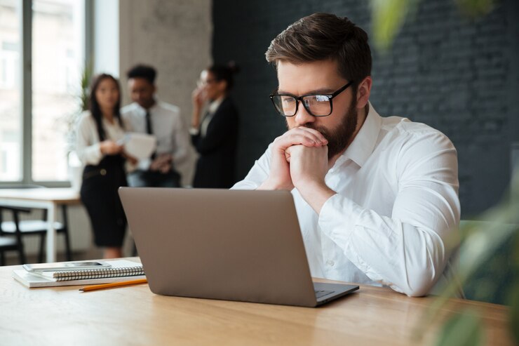 Homem em frente ao notebook focado na sua gestão de tempo e produtividade.